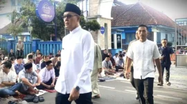 Wali Kota Sukabumi, Ayep Zaki keluar dari Kampus Universitas Muhammadiyah usai memberikan sambutan pada momen Idul Fitri Jamaah Muhammadiyah, Jumat (20/3/2026). (KOMPAS.com)
