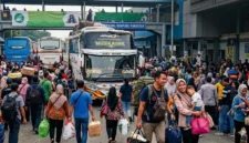 Ilustrasi Suasana Mudik Lebaran. Gemini AI