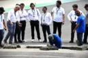 Marshal dan tim keamanan sirkuit mendeteksi kemunculan sinkhole saat inspeksi rutin di sela pergantian sesi pada Grand Prix Brasil 2026. ist
