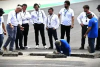 Marshal dan tim keamanan sirkuit mendeteksi kemunculan sinkhole saat inspeksi rutin di sela pergantian sesi pada Grand Prix Brasil 2026. ist