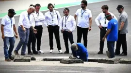 Marshal dan tim keamanan sirkuit mendeteksi kemunculan sinkhole saat inspeksi rutin di sela pergantian sesi pada Grand Prix Brasil 2026. ist
