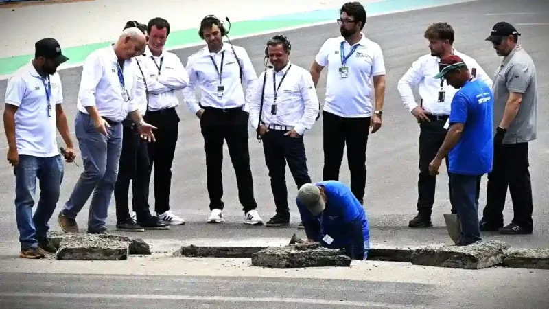 Marshal dan tim keamanan sirkuit mendeteksi kemunculan sinkhole saat inspeksi rutin di sela pergantian sesi pada Grand Prix Brasil 2026. ist