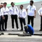 Marshal dan tim keamanan sirkuit mendeteksi kemunculan sinkhole saat inspeksi rutin di sela pergantian sesi pada Grand Prix Brasil 2026. ist