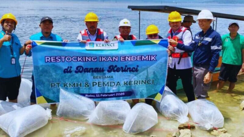 Monadi Bersama PT KMH Lepas Ribuan Benih Ikan di Danau Kerinci