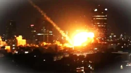 Rudal Iran menghantam ibukota Tel Aviv di Israel sebagai bagian dari respons agresi Israel–Amerika terhadap Iran.  ist