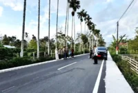 Bupati Kerinci Monadi saat Melakukan Peninjauan Jalan Talang Kemulun yang Selesai Dibangun.