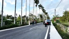 Bupati Kerinci Monadi saat Melakukan Peninjauan Jalan Talang Kemulun yang Selesai Dibangun.