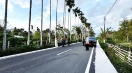 Bupati Kerinci Monadi saat Melakukan Peninjauan Jalan Talang Kemulun yang Selesai Dibangun.