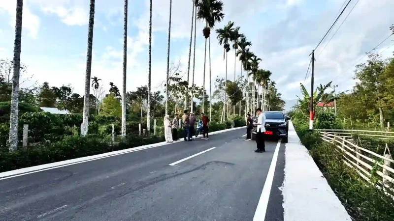 Bupati Kerinci Monadi saat Melakukan Peninjauan Jalan Talang Kemulun yang Selesai Dibangun.