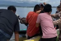 Warga Evakuasi Korban Boat Wisata yang Karam di Danau Kerinci.