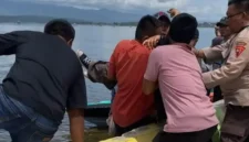 Warga Evakuasi Korban Boat Wisata yang Karam di Danau Kerinci.