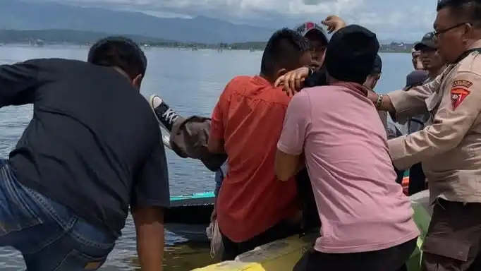 Warga Evakuasi Korban Boat Wisata yang Karam di Danau Kerinci.