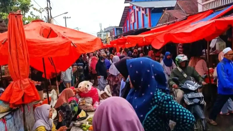 Kondisi Jalan M. Yamin, Pasar Tanjung Bajure Sebelum Ditertibkan. ist
