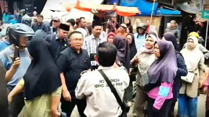 Anggota DPRD Kota Sungai Penuh saat turun Menemui Pedagang di Pasar Tanjung Bajure.