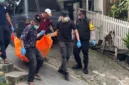 Polisi Bersama Warga Mengevakuasi Mayat Lansia di Pondok Agung. (Foto: Humas Polres Kerinci)