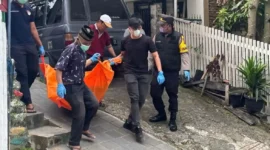Polisi Bersama Warga Mengevakuasi Mayat Lansia di Pondok Agung. (Foto: Humas Polres Kerinci)