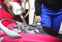 Petugas mengisi bahan bakar minyak (BBM) jenis Pertalite untuk kendaraan roda dua pada salah satu SPBU di Jakarta, Senin (18/11/2024). (Foto: Iqbal Firdaus)