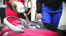 Petugas mengisi bahan bakar minyak (BBM) jenis Pertalite untuk kendaraan roda dua pada salah satu SPBU di Jakarta, Senin (18/11/2024). (Foto: Iqbal Firdaus)