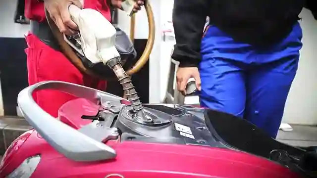 Petugas mengisi bahan bakar minyak (BBM) jenis Pertalite untuk kendaraan roda dua pada salah satu SPBU di Jakarta, Senin (18/11/2024). (Foto: Iqbal Firdaus)