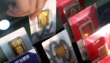 ILUSTRASI. Harga buyback oleh Logam Mulia turun Rp 36.000 per gram. (KONTAN)