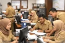 Aktivitas pegawai honorer di kantor pemerintah, Ribuan PPPK terancam PHK massal akibat pembatasan belanja pegawai dalam aturan UU HKPD. (Pojoksatu.id)