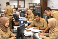 Aktivitas pegawai honorer di kantor pemerintah, Ribuan PPPK terancam PHK massal akibat pembatasan belanja pegawai dalam aturan UU HKPD. (Pojoksatu.id)