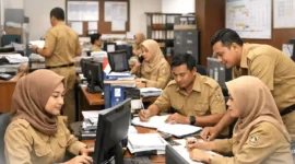 Aktivitas pegawai honorer di kantor pemerintah, Ribuan PPPK terancam PHK massal akibat pembatasan belanja pegawai dalam aturan UU HKPD. (Pojoksatu.id)
