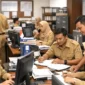 Aktivitas pegawai honorer di kantor pemerintah, Ribuan PPPK terancam PHK massal akibat pembatasan belanja pegawai dalam aturan UU HKPD. (Pojoksatu.id)