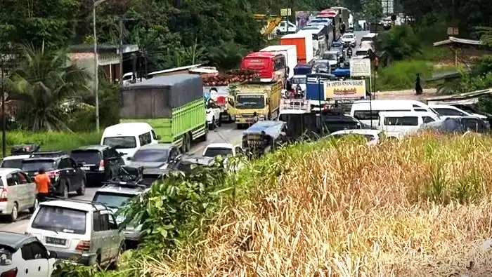 Foto: Kemacetan panjang di Jalan Lintas Palembang-Jambi. (Dok. Istimewa)