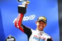 Pembalap Indonesia, Veda Ega Pratama, mengangkat trofi pertamanya di podium setelah finis ketiga dalan balapan Moto3 Brasil 2026 di Sirkuit Ayrton Senna, Brasil, Minggu (22/3/2026). ist