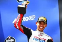 Pembalap Indonesia, Veda Ega Pratama, mengangkat trofi pertamanya di podium setelah finis ketiga dalan balapan Moto3 Brasil 2026 di Sirkuit Ayrton Senna, Brasil, Minggu (22/3/2026). ist