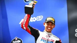 Pembalap Indonesia, Veda Ega Pratama, mengangkat trofi pertamanya di podium setelah finis ketiga dalan balapan Moto3 Brasil 2026 di Sirkuit Ayrton Senna, Brasil, Minggu (22/3/2026). ist
