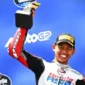 Pembalap Indonesia, Veda Ega Pratama, mengangkat trofi pertamanya di podium setelah finis ketiga dalan balapan Moto3 Brasil 2026 di Sirkuit Ayrton Senna, Brasil, Minggu (22/3/2026). ist