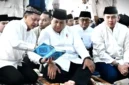 Menteri Dalam Negeri (Mendagri) sekaligus Ketua Satuan Tugas (Kasatgas) Percepatan Rehabilitasi dan Rekonstruksi (PRR) Pascabencana Sumatera Muhammad Tito Karnavian bersama Presiden Prabowo Subianto melaksanakan salat Idulfitri di Masjid Darussalam, kompleks hunian sementara (huntara) Aceh Tamiang dan bertemu warga terdampak bencana, Sabtu (21/3/2026). (dok. Kemendagri) 