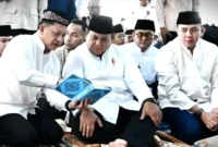 Menteri Dalam Negeri (Mendagri) sekaligus Ketua Satuan Tugas (Kasatgas) Percepatan Rehabilitasi dan Rekonstruksi (PRR) Pascabencana Sumatera Muhammad Tito Karnavian bersama Presiden Prabowo Subianto melaksanakan salat Idulfitri di Masjid Darussalam, kompleks hunian sementara (huntara) Aceh Tamiang dan bertemu warga terdampak bencana, Sabtu (21/3/2026). (dok. Kemendagri) 