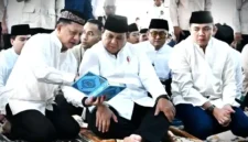 Menteri Dalam Negeri (Mendagri) sekaligus Ketua Satuan Tugas (Kasatgas) Percepatan Rehabilitasi dan Rekonstruksi (PRR) Pascabencana Sumatera Muhammad Tito Karnavian bersama Presiden Prabowo Subianto melaksanakan salat Idulfitri di Masjid Darussalam, kompleks hunian sementara (huntara) Aceh Tamiang dan bertemu warga terdampak bencana, Sabtu (21/3/2026). (dok. Kemendagri) 