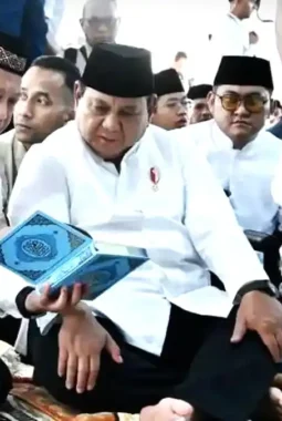 Prabowo Salat Id di Aceh Tamiang, Bagikan 7.000 Sembako