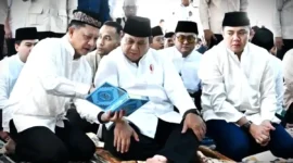 Menteri Dalam Negeri (Mendagri) sekaligus Ketua Satuan Tugas (Kasatgas) Percepatan Rehabilitasi dan Rekonstruksi (PRR) Pascabencana Sumatera Muhammad Tito Karnavian bersama Presiden Prabowo Subianto melaksanakan salat Idulfitri di Masjid Darussalam, kompleks hunian sementara (huntara) Aceh Tamiang dan bertemu warga terdampak bencana, Sabtu (21/3/2026). (dok. Kemendagri) 