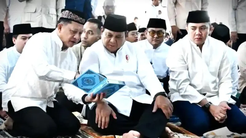 Menteri Dalam Negeri (Mendagri) sekaligus Ketua Satuan Tugas (Kasatgas) Percepatan Rehabilitasi dan Rekonstruksi (PRR) Pascabencana Sumatera Muhammad Tito Karnavian bersama Presiden Prabowo Subianto melaksanakan salat Idulfitri di Masjid Darussalam, kompleks hunian sementara (huntara) Aceh Tamiang dan bertemu warga terdampak bencana, Sabtu (21/3/2026). (dok. Kemendagri)