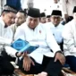 Menteri Dalam Negeri (Mendagri) sekaligus Ketua Satuan Tugas (Kasatgas) Percepatan Rehabilitasi dan Rekonstruksi (PRR) Pascabencana Sumatera Muhammad Tito Karnavian bersama Presiden Prabowo Subianto melaksanakan salat Idulfitri di Masjid Darussalam, kompleks hunian sementara (huntara) Aceh Tamiang dan bertemu warga terdampak bencana, Sabtu (21/3/2026). (dok. Kemendagri) 