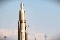 Rudal Sejjil buatan Iran saat dipamerkan dalam parade di Teheran pada tahun 2024 lalu. (dok. NurPhoto via Getty Images)