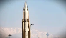 Rudal Sejjil buatan Iran saat dipamerkan dalam parade di Teheran pada tahun 2024 lalu. (dok. NurPhoto via Getty Images)