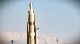 Rudal Sejjil buatan Iran saat dipamerkan dalam parade di Teheran pada tahun 2024 lalu. (dok. NurPhoto via Getty Images)