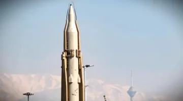 Rudal Sejjil buatan Iran saat dipamerkan dalam parade di Teheran pada tahun 2024 lalu. (dok. NurPhoto via Getty Images)