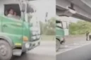 Polisi saat menghadang 8 truk kontainer yang dikawal oknum TNI dan dipaksa keluar di Jalan Tol Telukjambe, Karawang. (Istimewa/facebook adhitama)