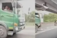 Polisi saat menghadang 8 truk kontainer yang dikawal oknum TNI dan dipaksa keluar di Jalan Tol Telukjambe, Karawang. (Istimewa/facebook adhitama)