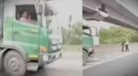 Polisi saat menghadang 8 truk kontainer yang dikawal oknum TNI dan dipaksa keluar di Jalan Tol Telukjambe, Karawang. (Istimewa/facebook adhitama)