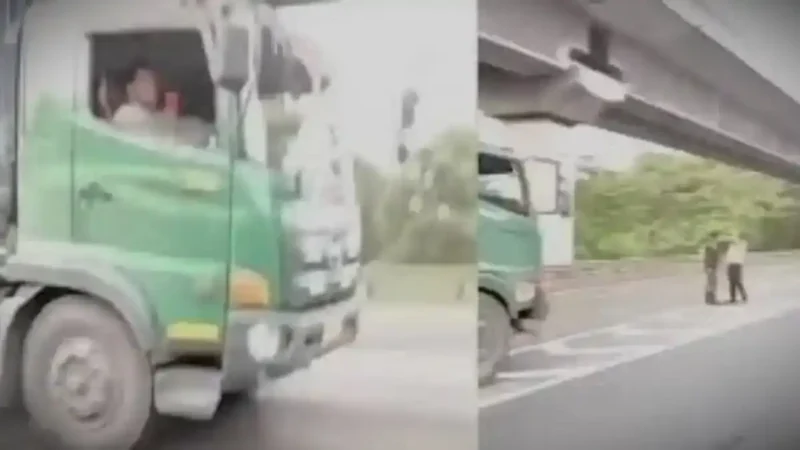 Polisi saat menghadang 8 truk kontainer yang dikawal oknum TNI dan dipaksa keluar di Jalan Tol Telukjambe, Karawang. (Istimewa/facebook adhitama)
