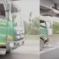 Polisi saat menghadang 8 truk kontainer yang dikawal oknum TNI dan dipaksa keluar di Jalan Tol Telukjambe, Karawang. (Istimewa/facebook adhitama)