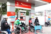 ANTRE ISI BBM- Pengendara antre mengisi BBM di SPBU di Jalan Soekarno Hatta, Kota Bandung, Rabu 4 Maret 2026. - Update daftar harga BBM Pertamina terkini per 19 Maret 2026 di SPBU seluruh wilayah Indonesia, lengkap dari pertamax hingga pertalite. ist